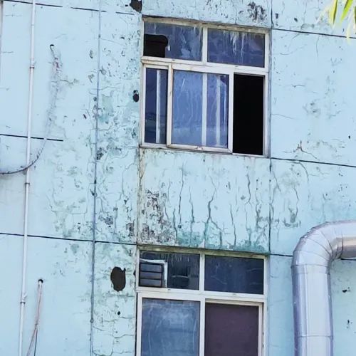 居民楼外墙涂料开裂，墙面斑驳.jpg